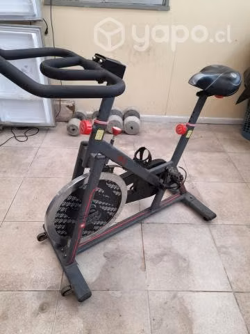 Bicicleta spinning y plataforma vibratori