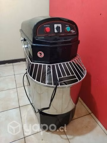 Horno industrial, amasadora 12 Kg, 4 bandejas