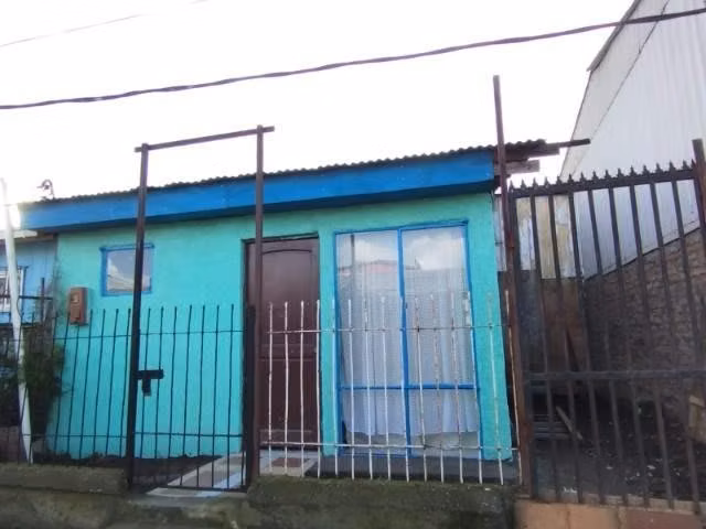 Casa de material sólido, estacionamiento para 4 ve