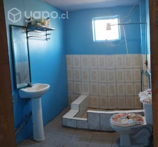 Casa de material sólido, estacionamiento para 4 ve