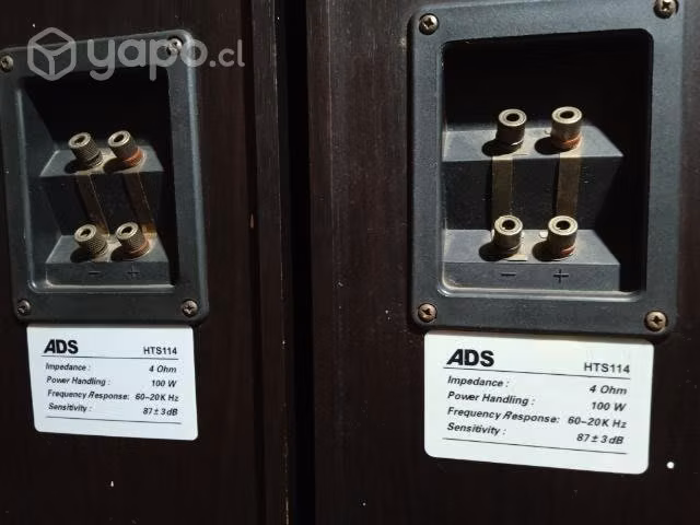 Parlantes ABS columnas con detalles parlantes