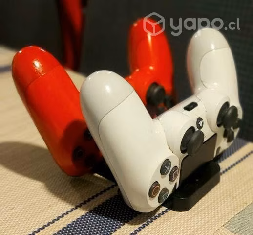 Consola Ps4 mas controles