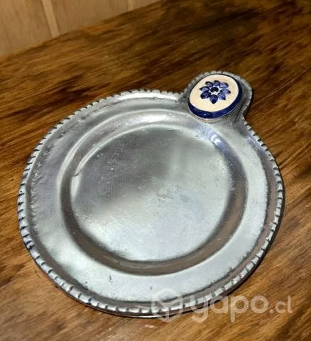 Plato de Peltre con detalle de cerámica