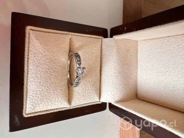 Anillo oro blanco con diamante y circones