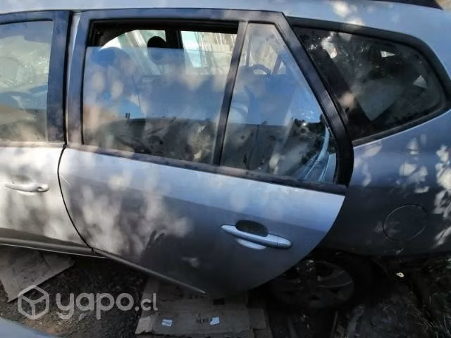 Puerta trasera izquierda kia carens