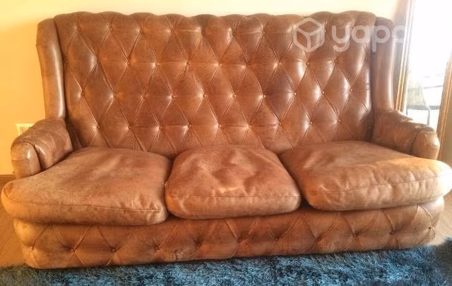 Sofa 3 cuerpos de cuero 100% Capitoné.