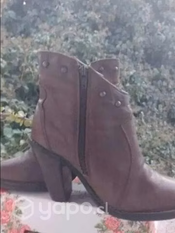 Botines Cuero & Tachas ( 36 )