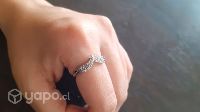 Anillo marca Pandora de plata con circones