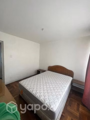 Cama, colchón, respaldo, veladores