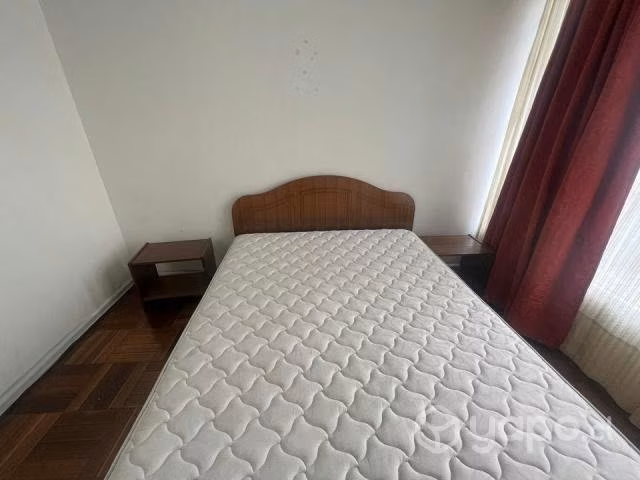 Cama, colchón, respaldo, veladores - Imagen 3
