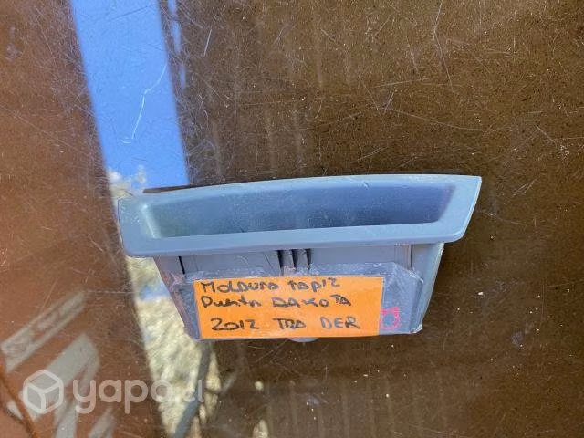 Moldura tapiz puerta tras der Dodge Dakota 2012