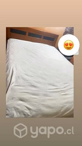 Cama con colchón y mesas de nche