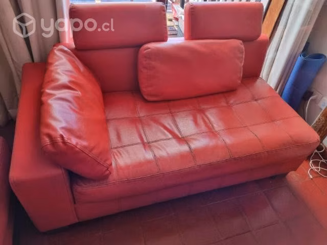 sofá de cuero rojo