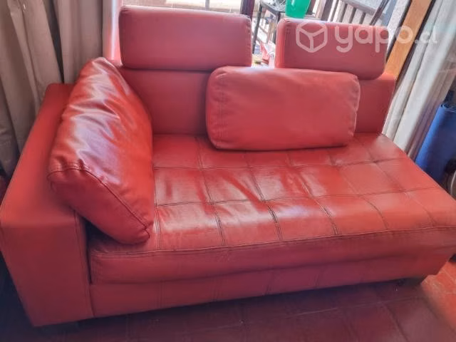 sofá de cuero rojo