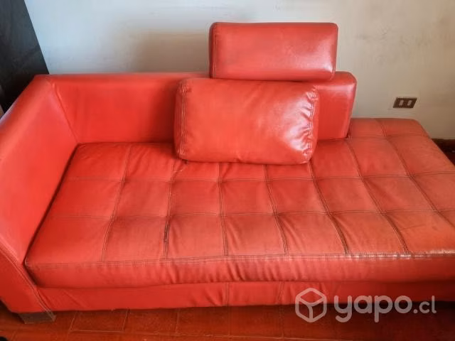sofá de cuero rojo