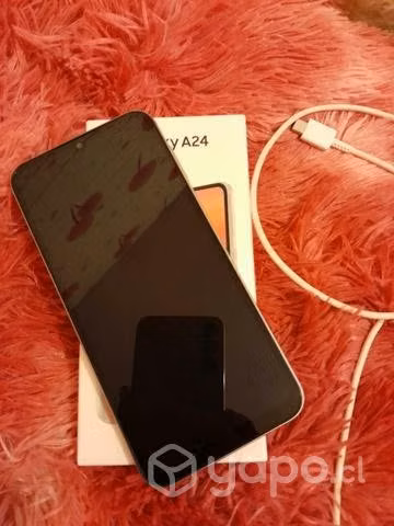 Samsung Galaxy A24 128 GB con su cable USB