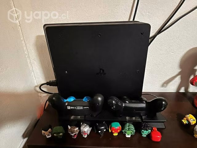 PlayStation 4, con 2 controles y 3 juegos