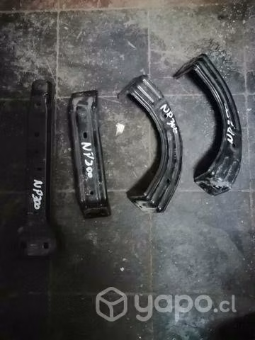 Soporte de parachoque Nissan np300 año 2016 2019