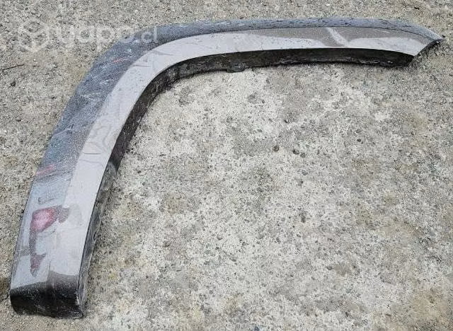 Moldura paso rueda delantera derecha Amarok buena