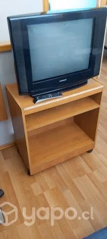 Mesa con televisor