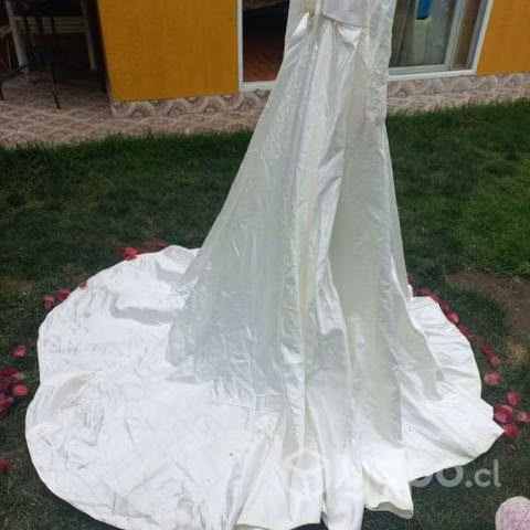 Vestido de novia bordado con cola talla S/M - Imagen 2