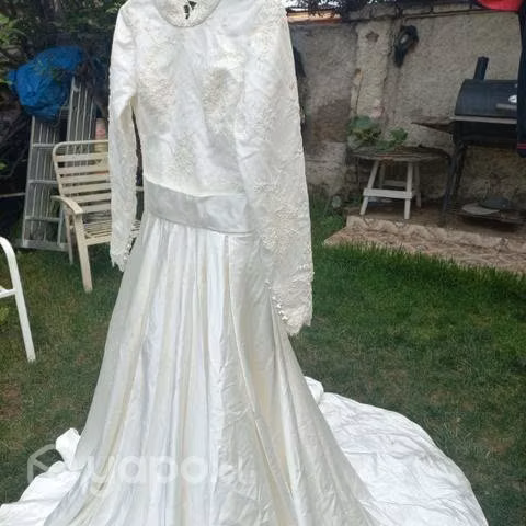 Vestido de novia bordado con cola talla S/M - Imagen 4