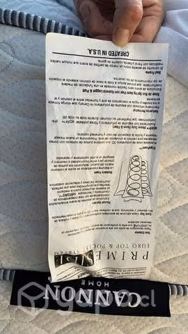 Cama King con respaldo, colchón y base con ruedas