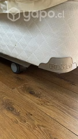Cama King con respaldo, colchón y base con ruedas