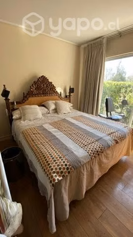 Cama King con respaldo, colchón y base con ruedas