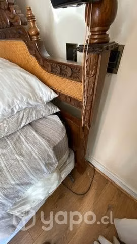 Cama King con respaldo, colchón y base con ruedas
