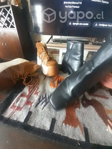 Dos pares de zapatos y zapatillas