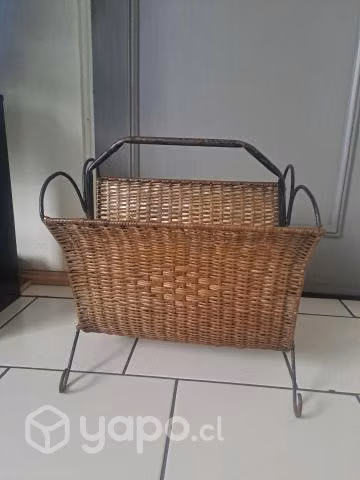Revistero de mimbre
