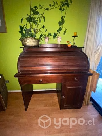 Escritorio estilo antiguo con persiana