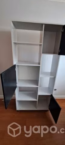 Mueble con compuertas
