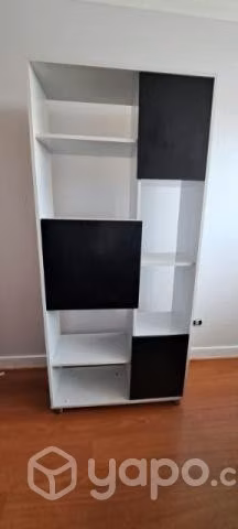 Mueble con compuertas