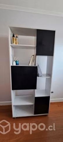 Mueble con compuertas