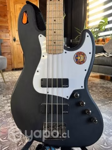 Bajo Squier Jazz Bass