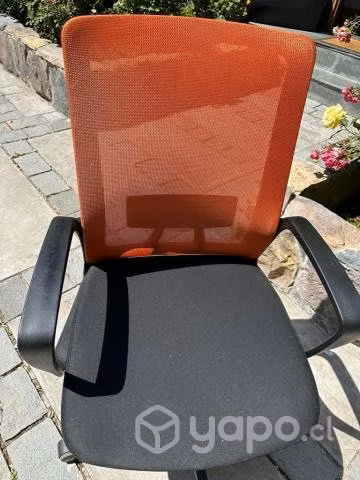 Silla Happy naranja, usada, 10 unidades disponible
