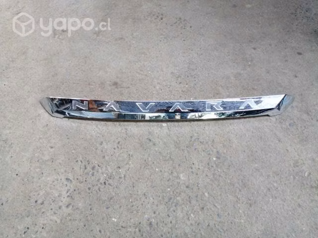 Moldura capot nissan navara original