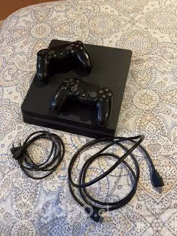 PlayStation 4 500 GB + 2 joysticks + Fifa 2022
