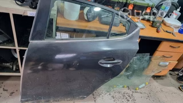 Puerta trasera lado chofer mazda 3 2017