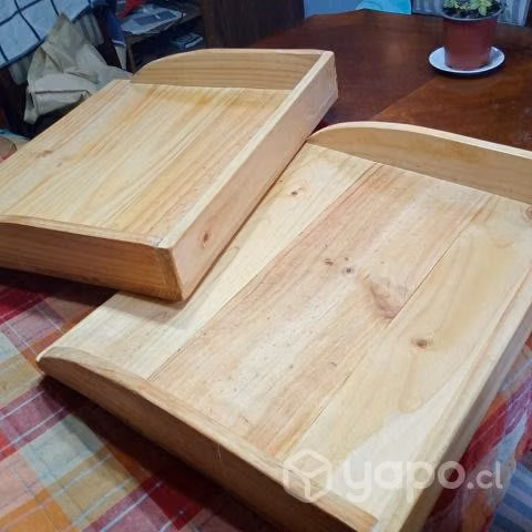 Sopaipillas amasadas en una tabla tradicional arte