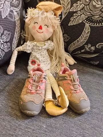 Variedad de zapatillas de niños y niñas
