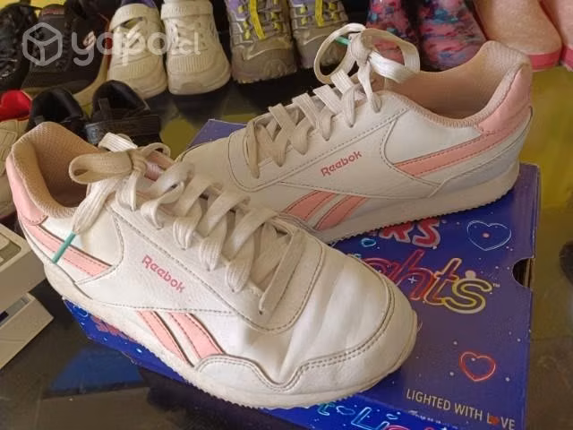 Variedad de zapatillas de niños y niñas