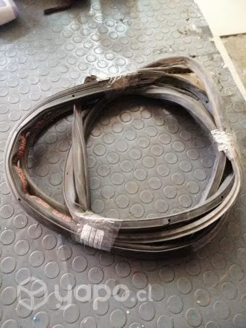 Goma contorno puerta del izq Nissan Np300 2018