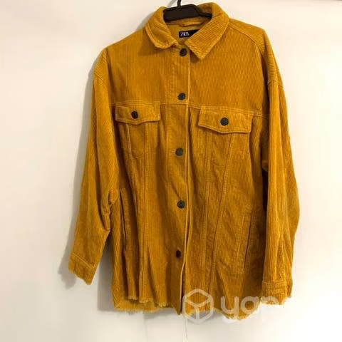 Sobre camisa mostaza Zara S-m - Imagen 3