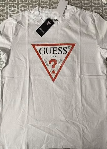 Muchas poleras guess al mayor