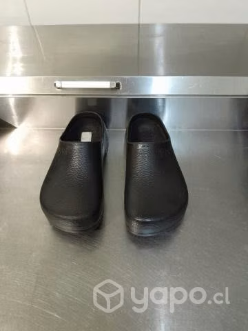 Zapato birkenstock trabajo en cocina