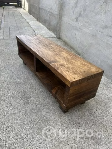 Mesa de centro de madera con patas