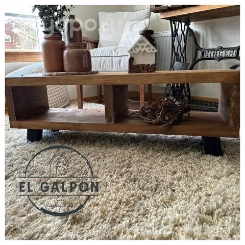 Mesa de centro de madera con patas